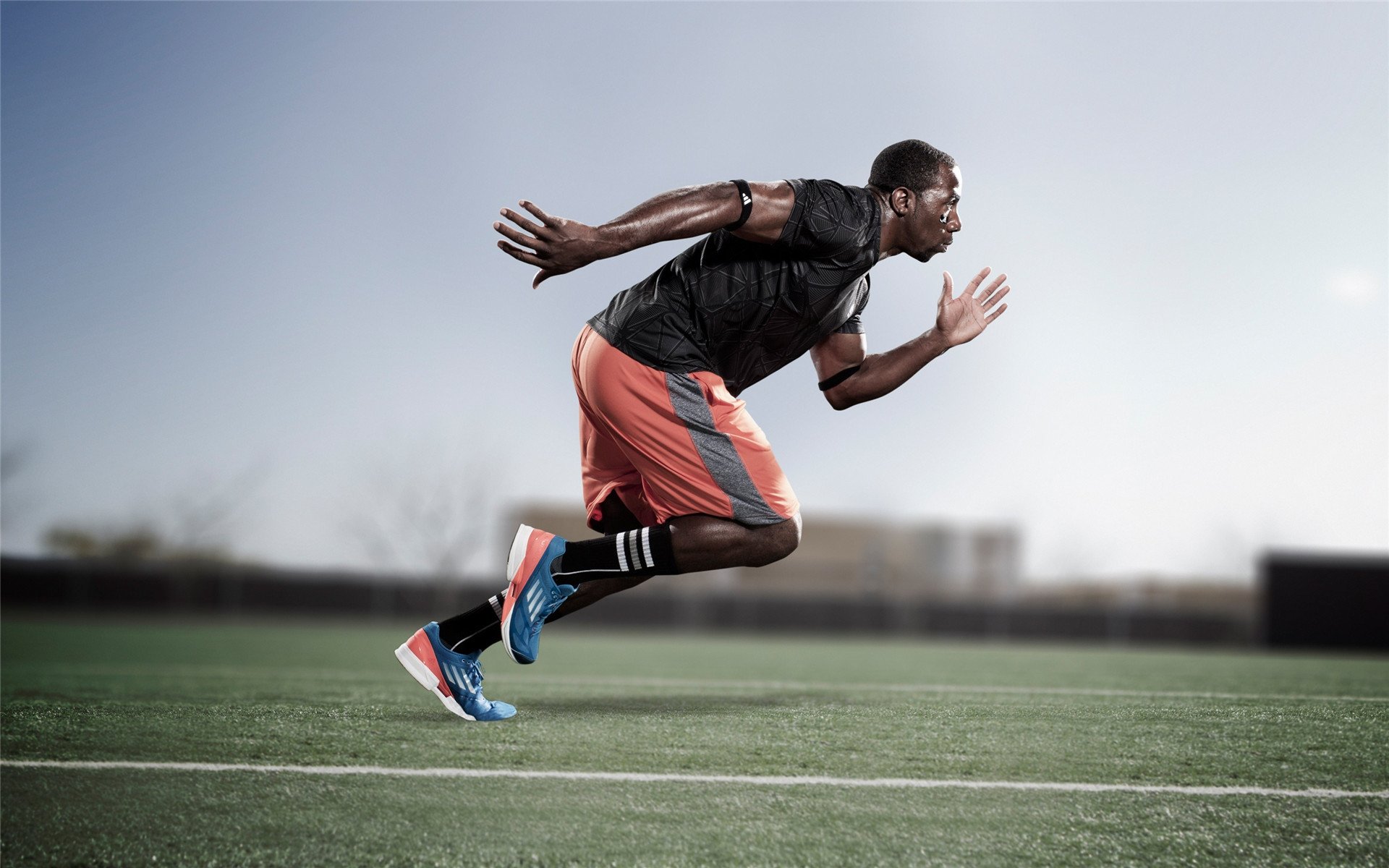 NBA季后赛激战正酣,勇士队逆转取胜,库里独砍40分创纪录