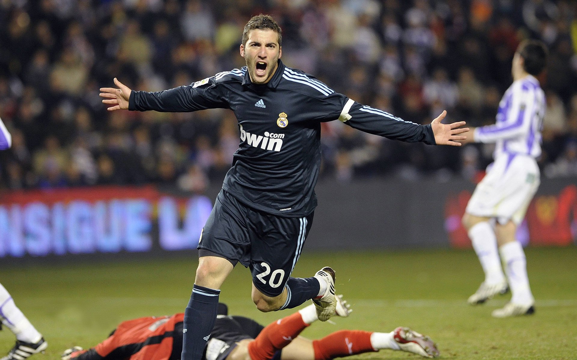 球场偶遇！退役巨星易建联化身最强球童，高校训练场俯身捡球引热议